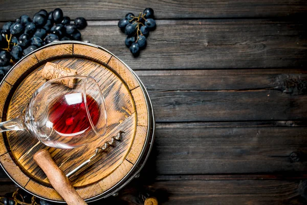 ワインの背景 赤ワインとブドウとバレルします 木製の背景に — ストック写真