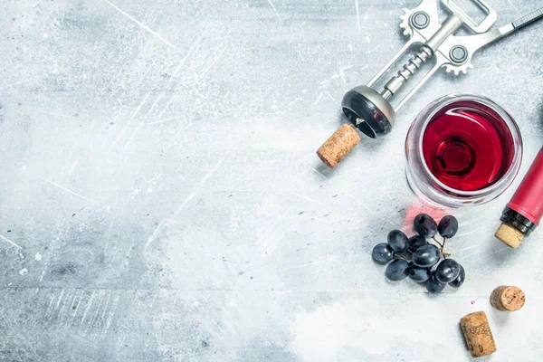 Esperienza Vino Bicchiere Vino Rosso Con Uva Uno Sfondo Rustico — Foto Stock