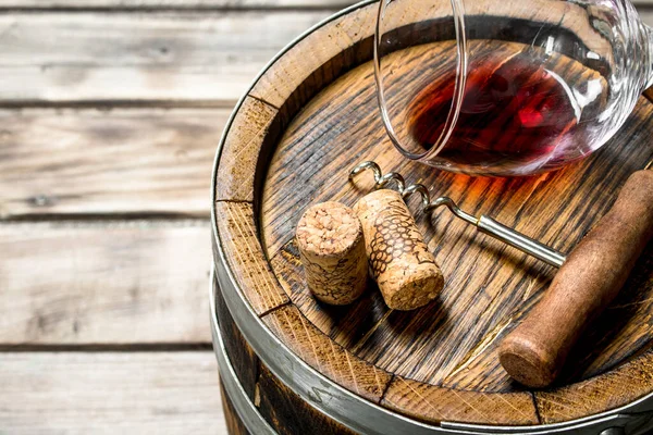 ワインの背景 古い樽の赤ワインのガラス 木製の背景に — ストック写真