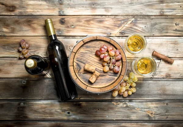 Fundo Vinho Vinho Branco Num Barril Velho Fundo Madeira — Fotografia de Stock