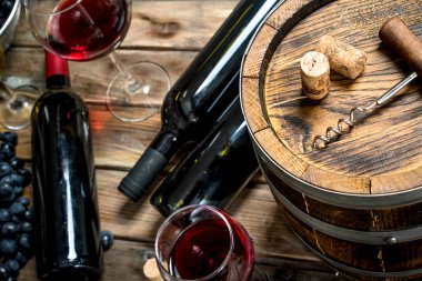 Şarap arka plan. Kırmızı şarap taze üzüm ve eski bir varil ile. Ahşap bir arka plan üzerinde.