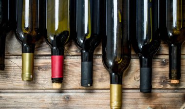 Beyaz ve kırmızı şarap şişe. Ahşap bir arka plan üzerinde.