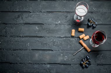 Tirbuşon kırmızı şarap. Siyah bir rustik arka planda.