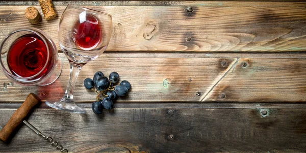 Vino Rosso Bicchiere Con Uva Cavatappi Uno Sfondo Legno — Foto Stock
