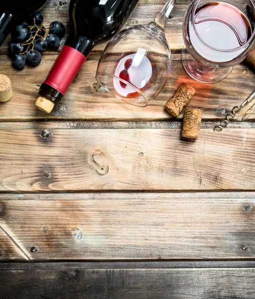 ブドウとらせん状のガラスで赤ワイン 木製の背景に — ストック写真