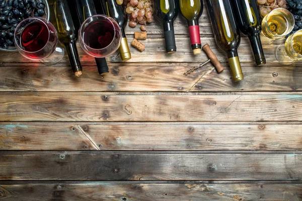 Wein Hintergrund Weiß Und Rotwein Auf Einem Hölzernen Hintergrund — Stockfoto