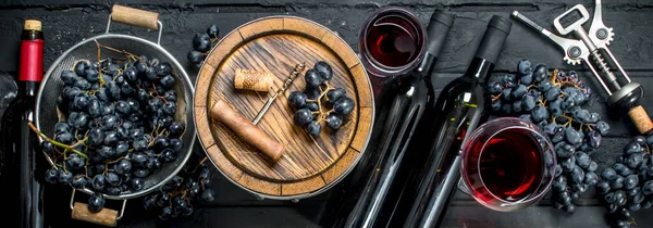 Esperienza Vino Vino Rosso Con Uva Botte Vecchia Uno Sfondo — Foto Stock