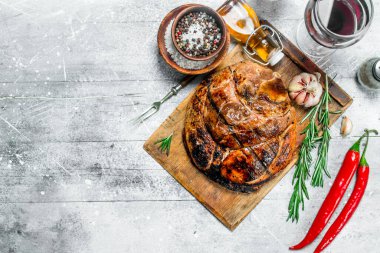 Kırmızı şarap ile büyük ızgara domuz biftek. Rustik bir arka plan üzerinde .