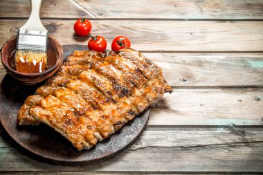 Domates soslu ızgara kaburga. Ahşap bir arka plan üzerinde.