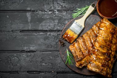 Soslu ızgara kaburga. Siyah bir rustik arka planda.