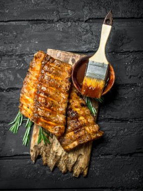 Soslu ızgara kaburga. Siyah bir rustik arka planda.