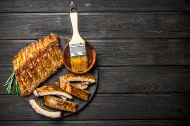 Soslu ızgara kaburga dilimlenmiş. Ahşap bir arka plan üzerinde.