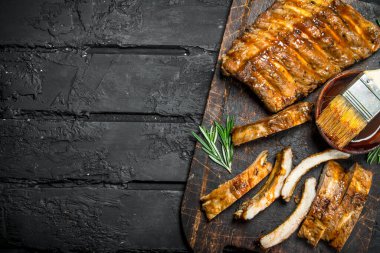 Soslu ızgara kaburga dilimlenmiş. Siyah bir rustik arka planda.