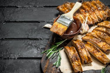 Soslu ızgara kaburga dilimlenmiş. Siyah bir rustik arka planda.