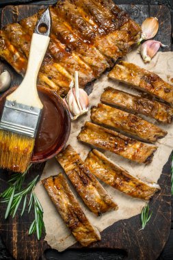 Kıyılmış kaburga bir soslu ızgara. Ahşap bir arka plan üzerinde.