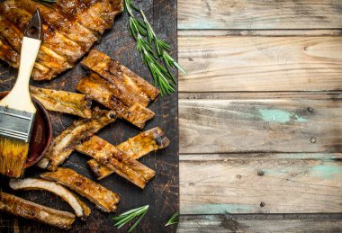 Kıyılmış kaburga bir soslu ızgara. Ahşap bir arka plan üzerinde.