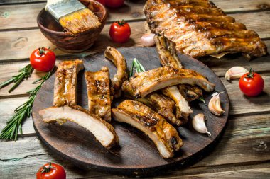Kıyılmış kaburga bir soslu ızgara. Ahşap bir arka plan üzerinde.