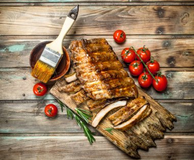 Kıyılmış kaburga bir soslu ızgara. Ahşap bir arka plan üzerinde.