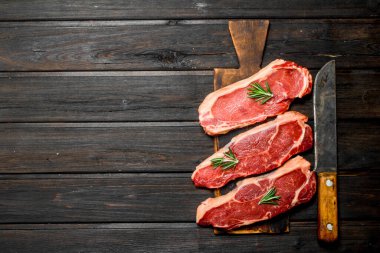 Ham mermer sığır biftek. Ahşap bir arka plan üzerinde.