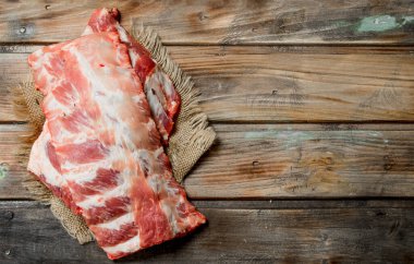 Eski kağıt üzerinde ham kaburga. Ahşap bir arka plan üzerinde.