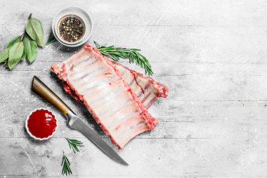 Çiğ Domuz kaburga baharat ve sos ile. Rustik bir arka plan üzerinde.