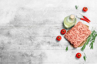 Çiğ kıyma domates, biberiye ve baharatlar ile. Rustik bir arka plan üzerinde