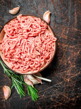Çiğ kıyma kase. Ahşap bir arka plan üzerinde.