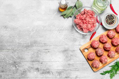 Baharat ve güzel kokulu dereotu ile ham sığır eti köfte. Rustik bir arka plan üzerinde.