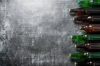 Cam şişelerde bira. Rustik arka planda