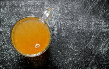 Bir bardak bira. Koyu rustik arka plan üzerinde