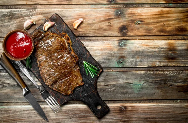 牛肉のグリル ステーキ ソース 木製の背景に — ストック写真