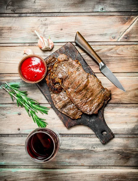 Pečený Hovězí Steak Červeným Vínem Dřevěné Pozadí — Stock fotografie