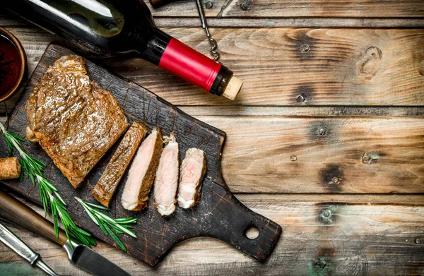 赤ワインと牛肉ステーキをローストします 木製の背景に — ストック写真