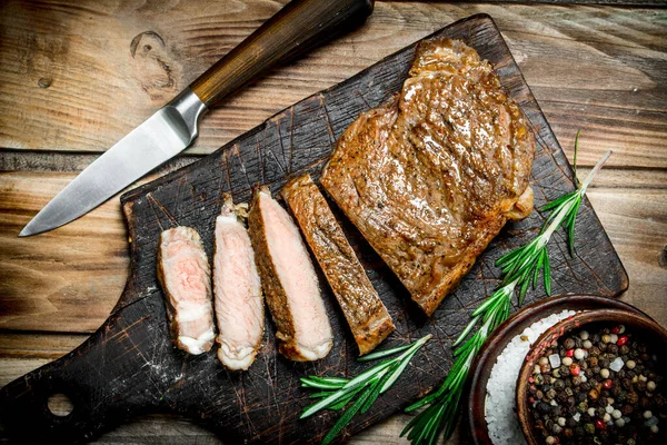 スライスした牛肉のグリル ステーキ ローズマリー 木製の背景に — ストック写真