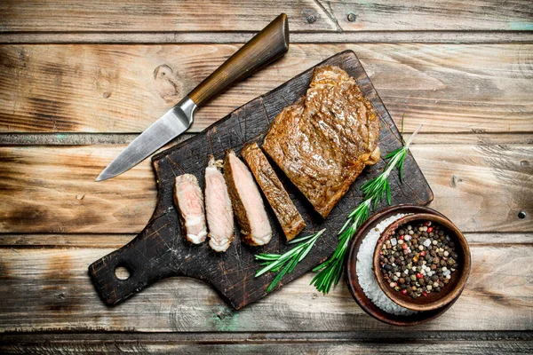 Plakjes Gegrilde Biefstuk Met Rozemarijn Een Houten Achtergrond — Stockfoto