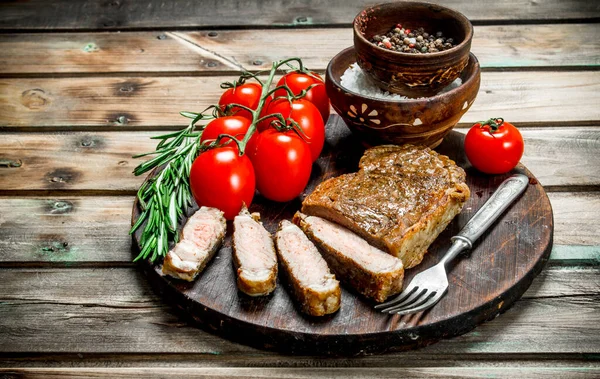 牛肉のグリル ステーキ スパイスとローズマリー 木製の背景に — ストック写真