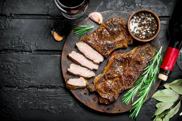 牛肉のグリル ステーキ赤ワイン 素朴な黒地に — ストック写真