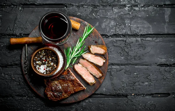 Gegrilde Biefstuk Met Rode Wijn Een Zwarte Rustieke Achtergrond — Stockfoto