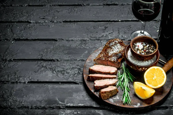 Grilovaný Hovězí Steak Červeným Vínem Černém Pozadí Rustikální — Stock fotografie