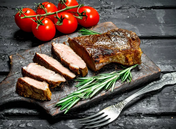 Steak Bœuf Grillé Avec Romarin Tomates Sur Fond Rustique Noir — Photo