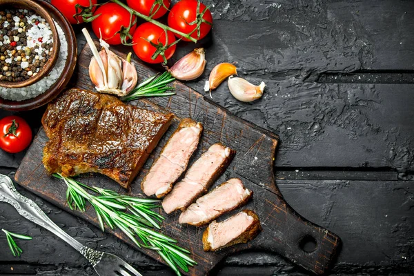Grilovaný Hovězí Steak Rozmarýnem Rajčata Černém Pozadí Rustikální — Stock fotografie