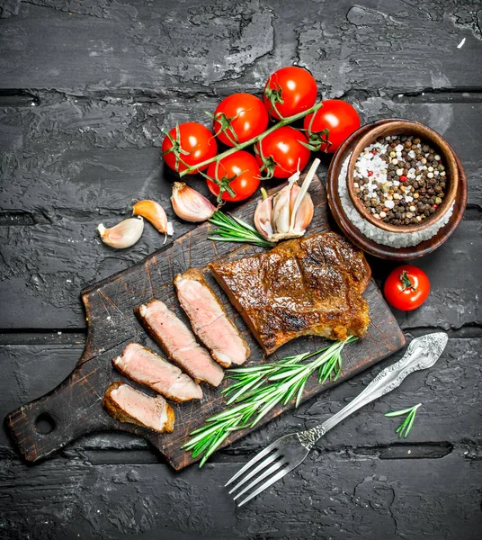 Grilled Beef Steak Rosemary Tomatoes Black Rustic Background — Stock Photo, Image