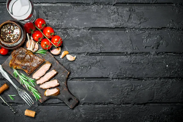 Gegrilde Biefstuk Met Rozemarijn Tomaten Een Zwarte Rustieke Achtergrond — Stockfoto