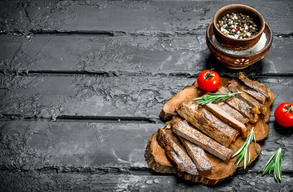 烤牛肉片牛排配迷迭香 在黑色乡村的背景 — 图库照片