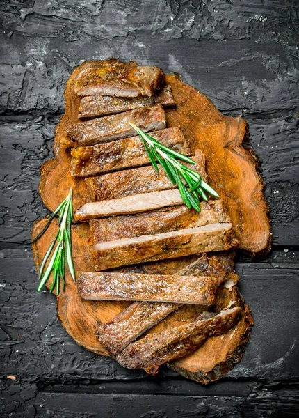 Grilované Plátky Hovězí Steak Rozmarýnem Černém Pozadí Rustikální — Stock fotografie