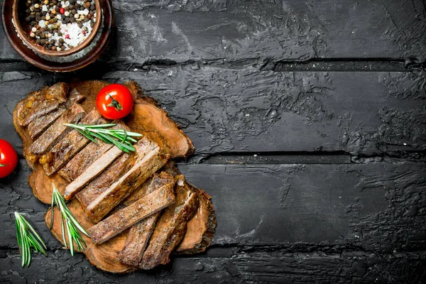 Gegrilde Gesneden Biefstuk Met Rozemarijn Een Zwarte Rustieke Achtergrond — Stockfoto