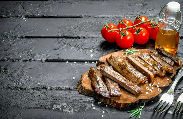 烤牛排配香料和西红柿 在黑色质朴的背景 — 图库照片