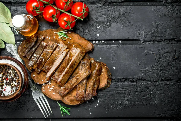 Gegrilde Biefstuk Met Kruiden Tomaten Een Zwarte Rustieke Achtergrond — Stockfoto
