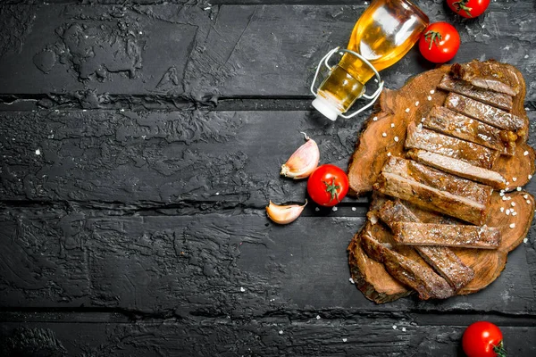 Grilovaný Hovězí Steak Kořením Rajčaty Černém Venkovním Pozadí — Stock fotografie