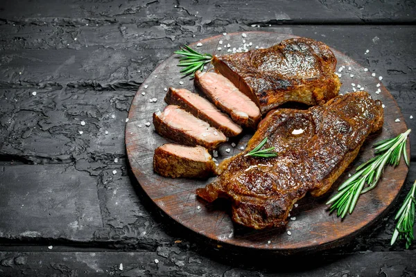 Steaks Bœuf Grillés Sur Une Planche Découper Sur Fond Rustique — Photo